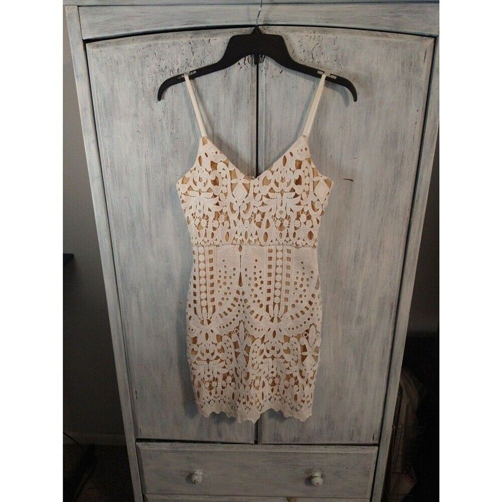 Lulu's v-neck knee dress Xs Feminine embroider white Cottage core Beachy Sexy